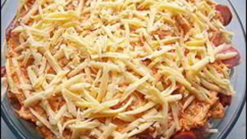 макаронная запеканка с брынзой, сосисками и охотничьими колбасками