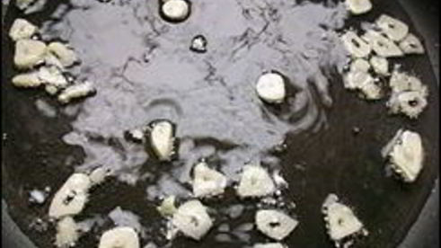 макаронная запеканка с брынзой, сосисками и охотничьими колбасками