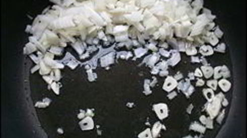 макаронная запеканка с брынзой, сосисками и охотничьими колбасками