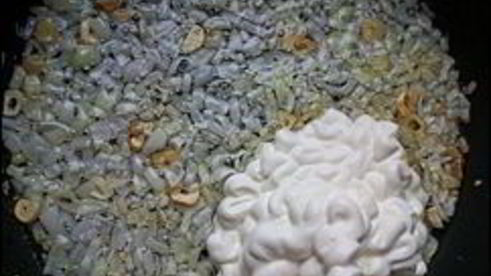 макаронная запеканка с брынзой, сосисками и охотничьими колбасками