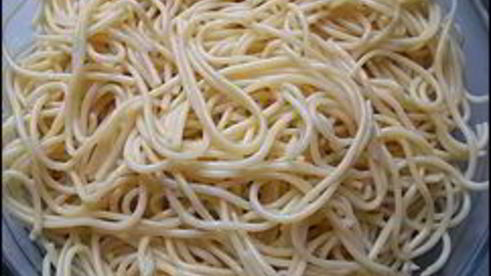 макаронная запеканка с брынзой, сосисками и охотничьими колбасками