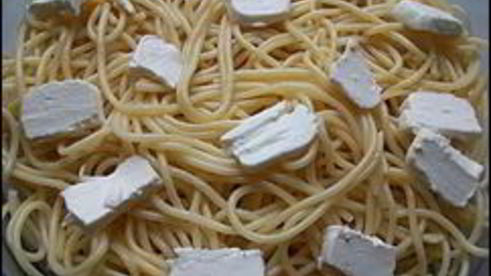 макаронная запеканка с брынзой, сосисками и охотничьими колбасками