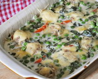 Овощная запеканка с мясными шариками, чесноком и базиликом