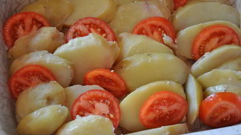 овощная запеканка с мясными шариками, чесноком и базиликом