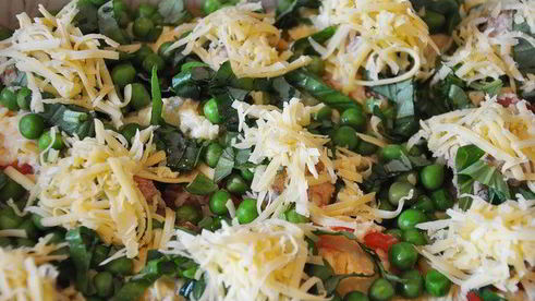 овощная запеканка с мясными шариками, чесноком и базиликом