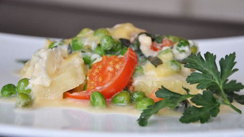 овощная запеканка с мясными шариками, чесноком и базиликом