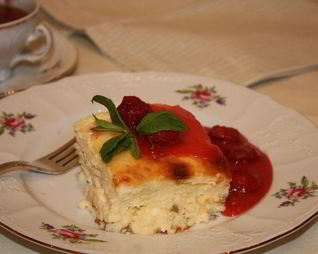 Творожная запеканка с клубничным соусом