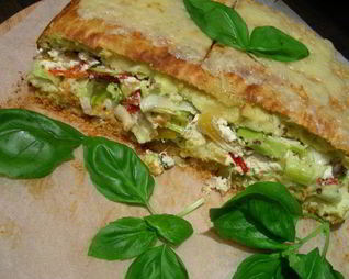 Яично-луковый рулет-запеканка с начинкой из рикотты, сладкого перца и грецких орехов