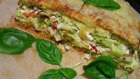 Рецепт Яично-лукового рулет-запеканка с начинкой из рикотты, сладкого перца и грецких орехов