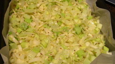 яично-луковый рулет-запеканка с начинкой из рикотты, сладкого перца и грецких орехов