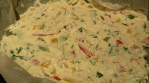 яично-луковый рулет-запеканка с начинкой из рикотты, сладкого перца и грецких орехов