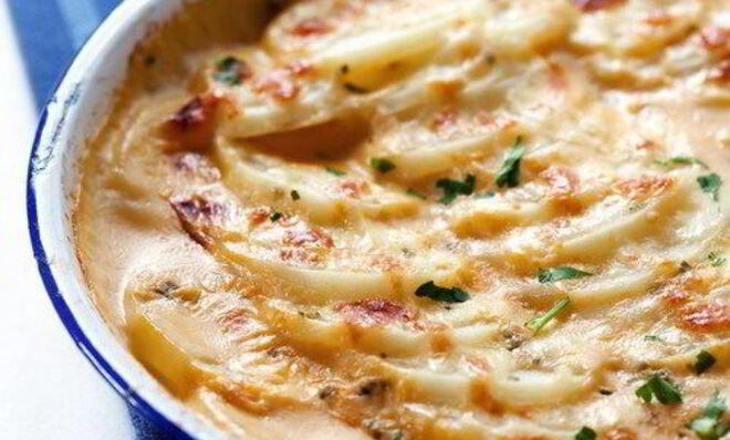 Запеканка из бекона, картофеля и моркови под сыром