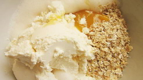 запеканка из рикотты с овсяными хлопьями и грушей