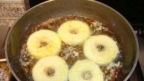 жареные яблоки в тесте