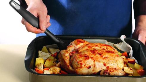 курица, запеченная с домашней аджикой и корнеплодами