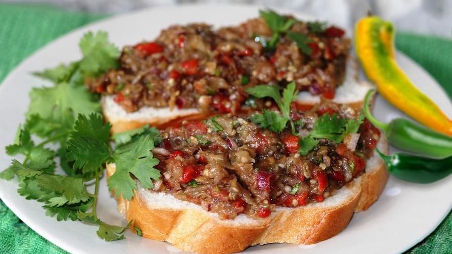 Рецепт баклажанной икры острой на зиму пальчики оближешь