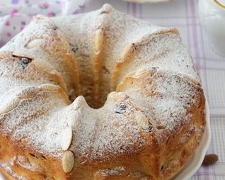 Гугельхопф с джемом, миндалем и клюквой