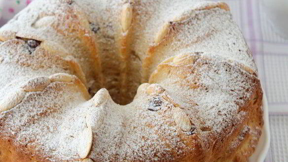 Рецепт Гугельхопфа с джемом, миндалем и клюквой