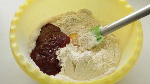 гугельхопф с джемом, миндалем и клюквой