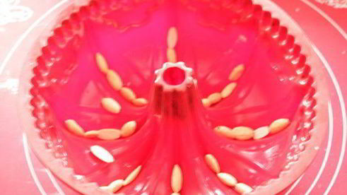 гугельхопф с джемом, миндалем и клюквой