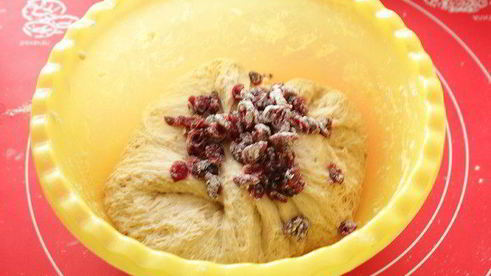 гугельхопф с джемом, миндалем и клюквой