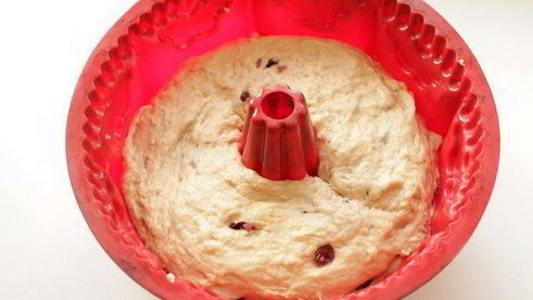 гугельхопф с джемом, миндалем и клюквой