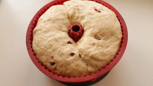 гугельхопф с джемом, миндалем и клюквой