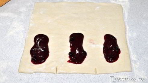 полоски с джемом из слоеного теста