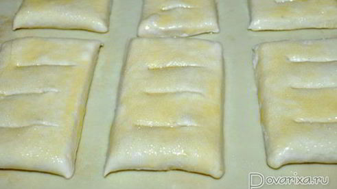 полоски с джемом из слоеного теста