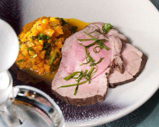 Свинина в луковой шелухе c морковным пюре и луковым джемом