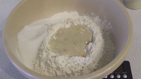 ванильные сдобные булочки с джемом