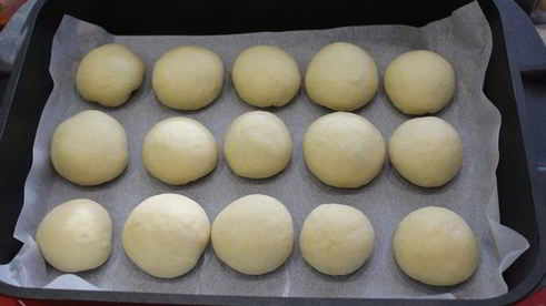 ванильные сдобные булочки с джемом