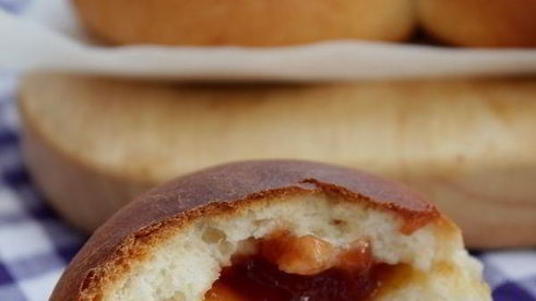 ванильные сдобные булочки с джемом