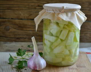 Кабачки в чесночном соусе на зиму