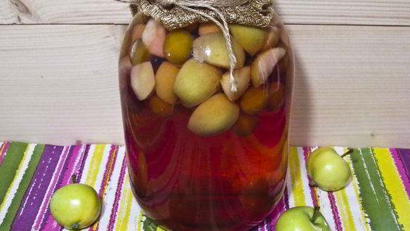 Рецепт Компота из алычи и яблок на зиму