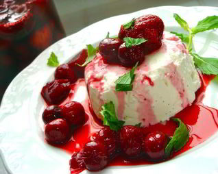 Компот из красных фруктов вокруг творожного крема