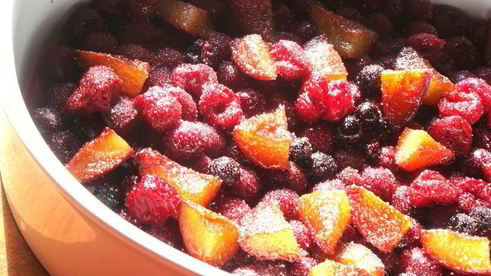 компот из красных фруктов вокруг творожного крема