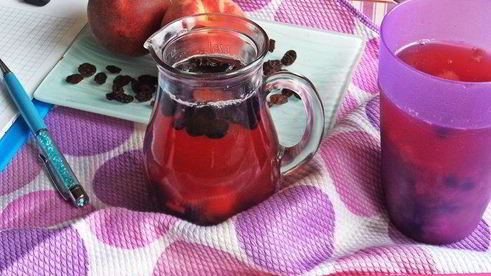 компот из ревеня, черноплодки и изюма