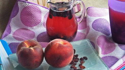 компот из ревеня, черноплодки и изюма