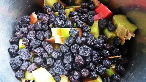 компот из ревеня, черноплодки и изюма