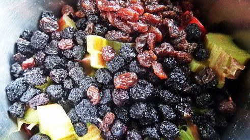 компот из ревеня, черноплодки и изюма