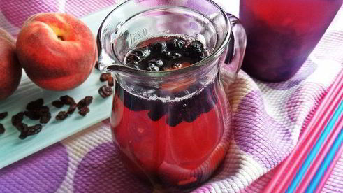 компот из ревеня, черноплодки и изюма