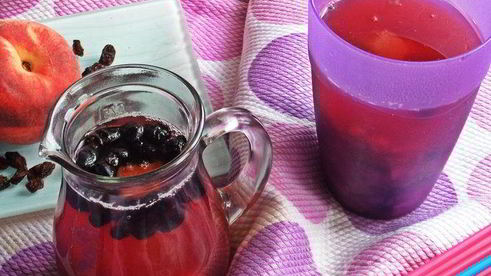 компот из ревеня, черноплодки и изюма