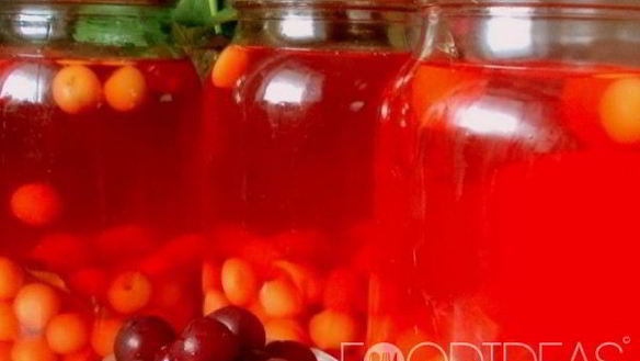 Рецепт Компота из вишни и клубникой