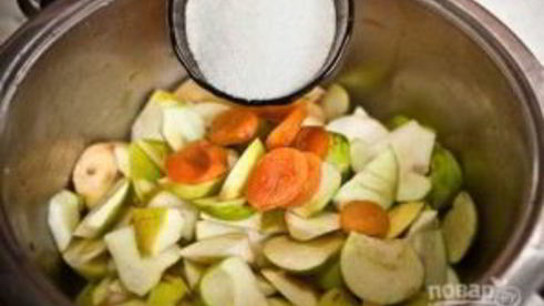 компот из яблок и кураги