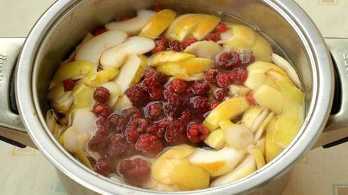 компот с яблоками, малиной, калиной и айвой