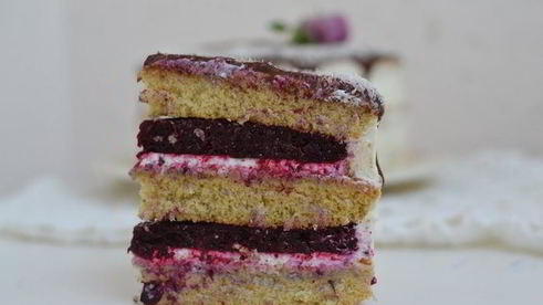 ванильный торт с ягодным компоте