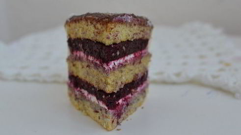 ванильный торт с ягодным компоте