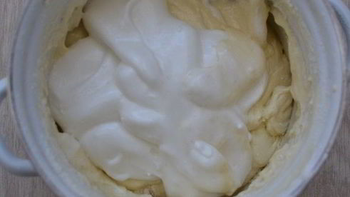 ванильный торт с ягодным компоте