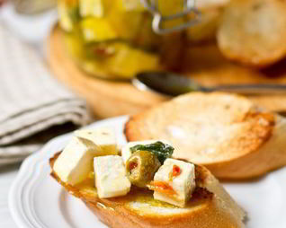 Маринованная фета с оливками